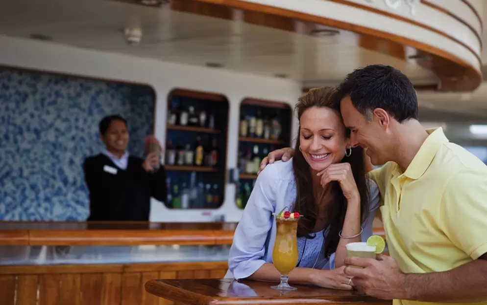 RSSC, Seven Seas Mariner, Pool Bar.jpg