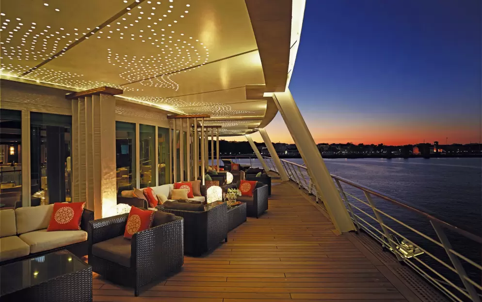 RSSC, Seven Seas Voyager, Horizon Lounge 2.jpg