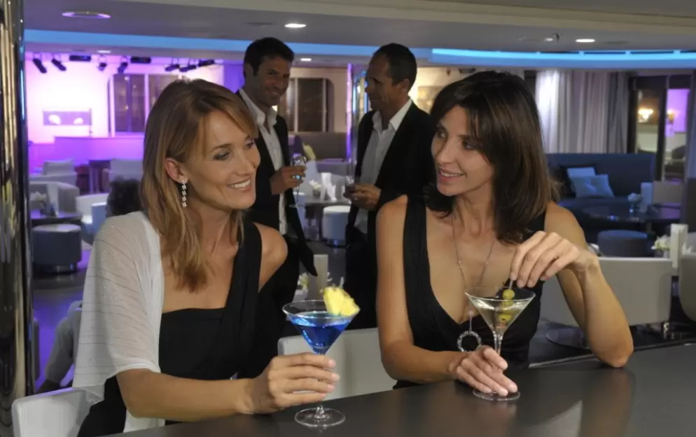 Ponant Le Jacques Cartier Bars & Lounges.jpeg