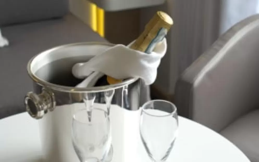 Ponant Le Bellot Open Bar.jpg