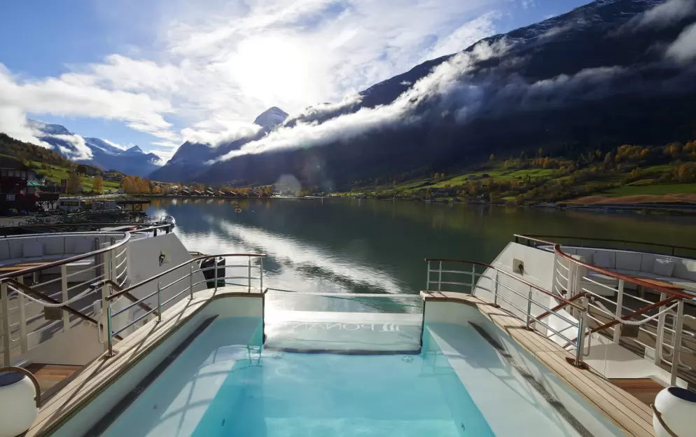 Ponant Le Champlain - Pool, ©PONANT, Credit. Mike Louagie.jpg