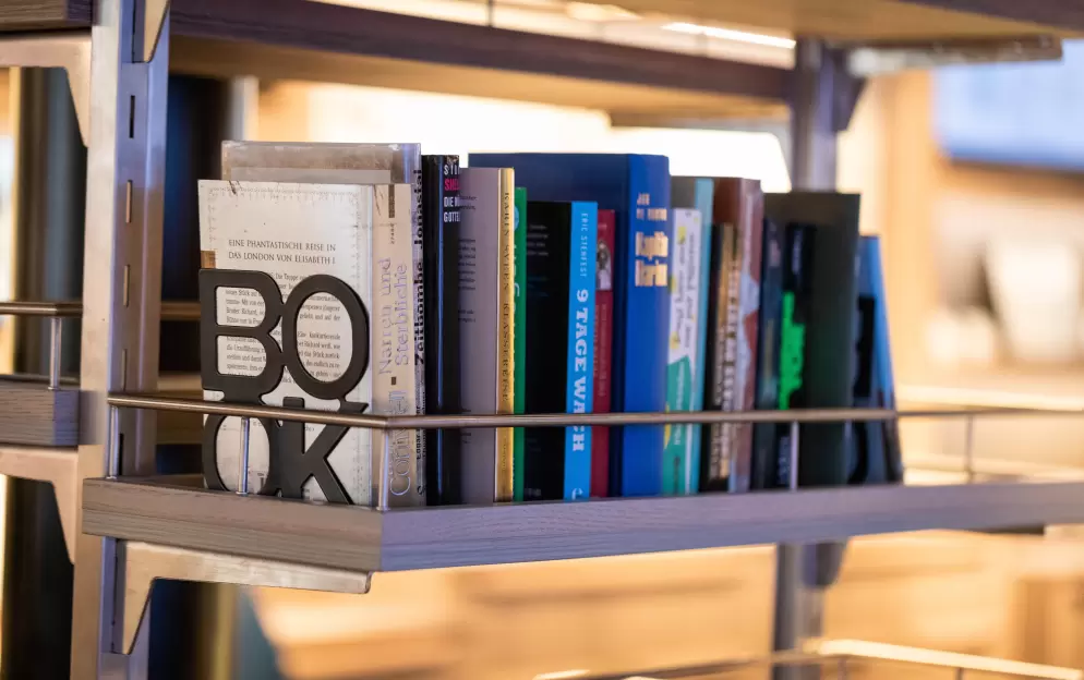 Hurtigruten - MS Roald Amundsen - Library 1.JPG