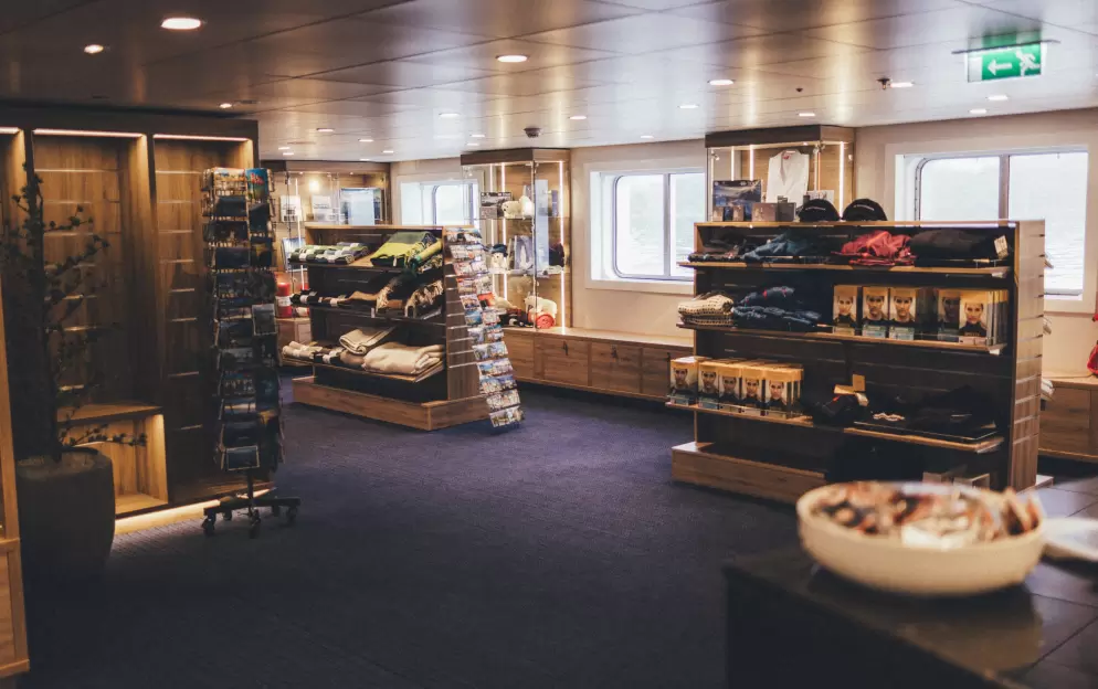 Hurtigruten MS Spitsbergen Shop 1.jpg