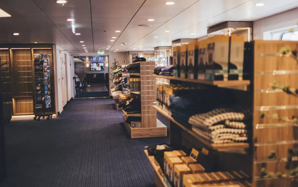 Hurtigruten MS Spitsbergen Shop 2.jpg