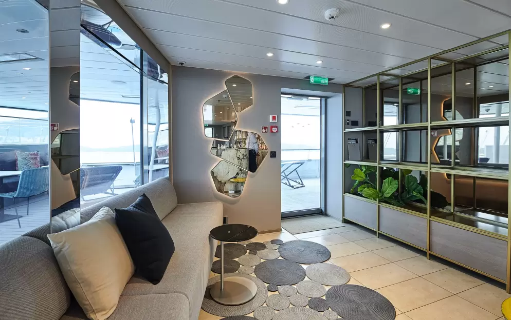 Scenic, Scenic Eclipse II, Sky Bar 1.jpg