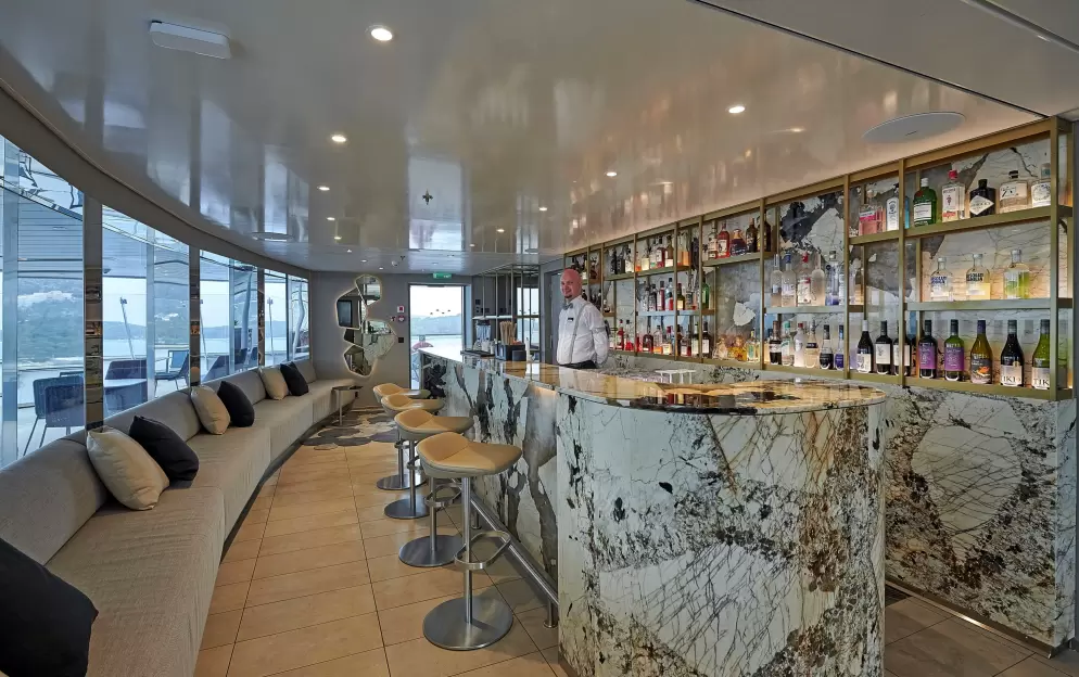 Scenic, Scenic Eclipse II, Sky Bar 2.jpg
