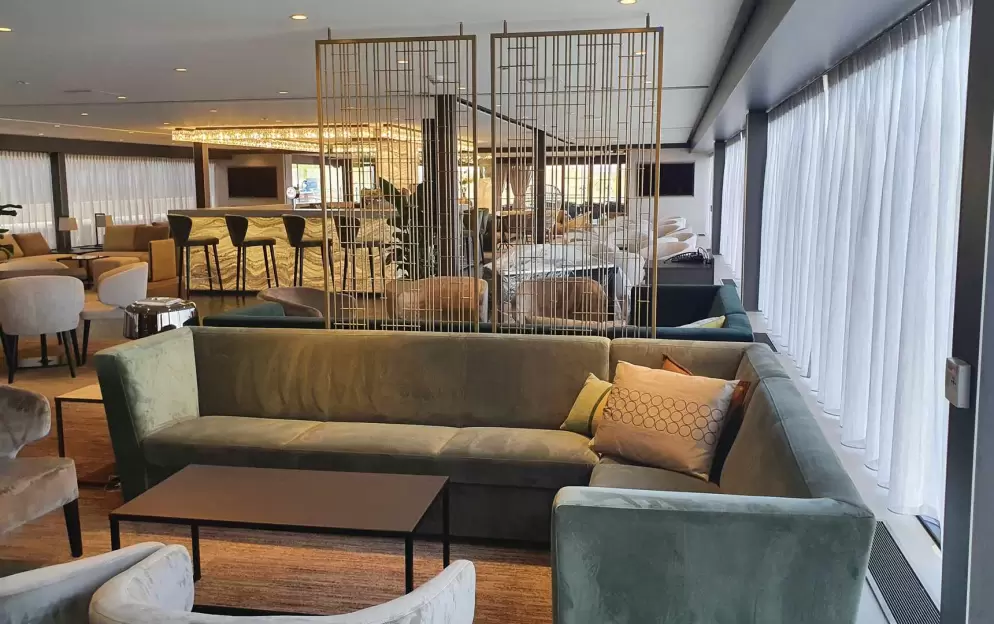 APT Travelmarvel Polaris, Capella & Vega North Lounge 3.jpg
