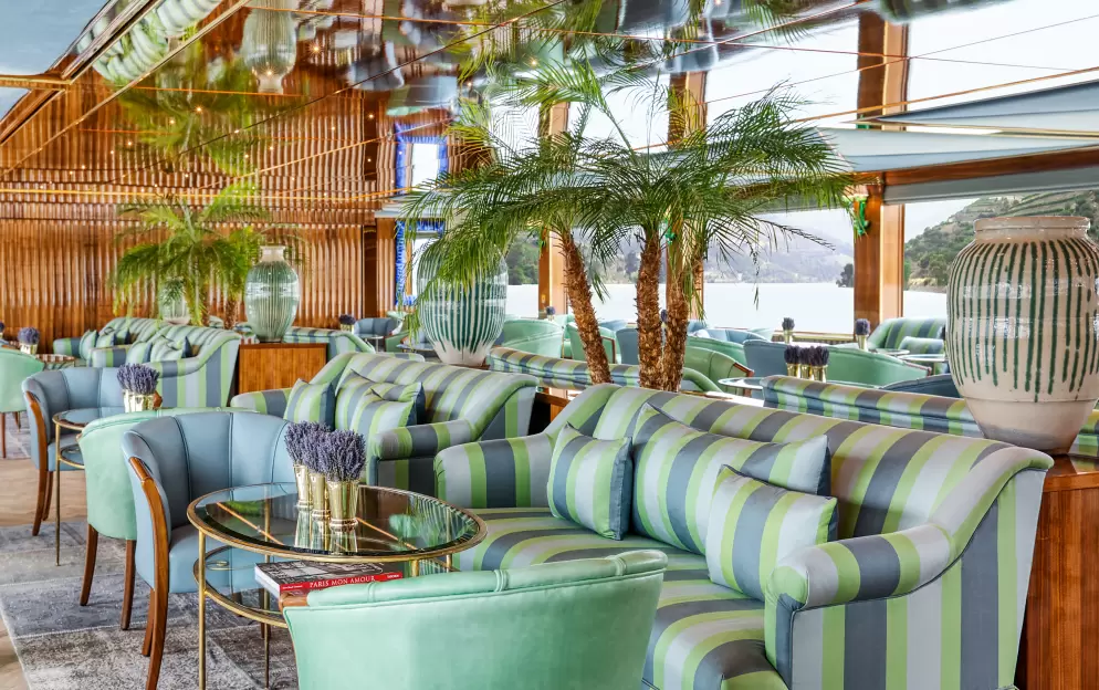 Uniworld Bon Voyage - Le Salon Champagne 1.jpg