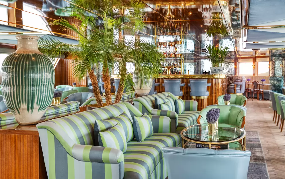 Uniworld Bon Voyage - Le Salon Champagne 2.jpg