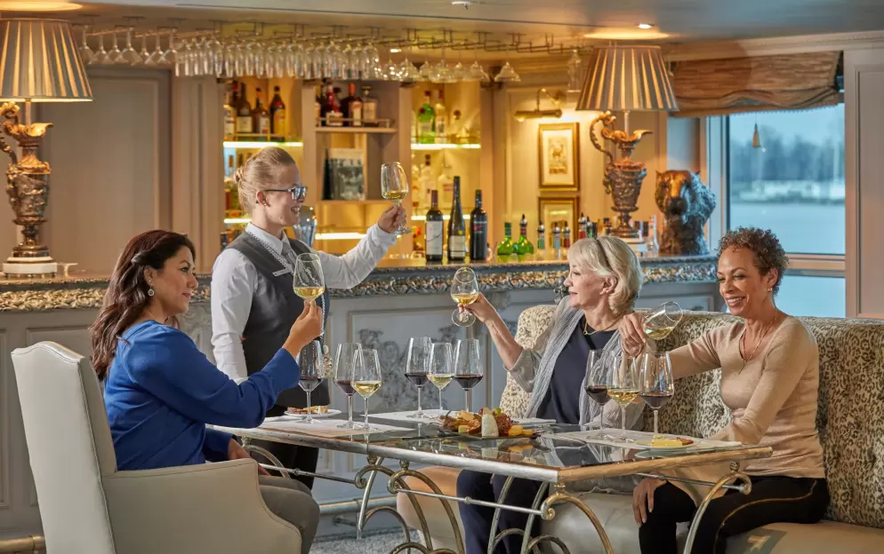 Uniworld SS Maria Theresa - Bar du Leopard 3.jpg
