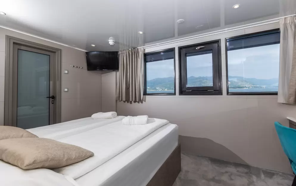 Picture Window Cabin - Double Only