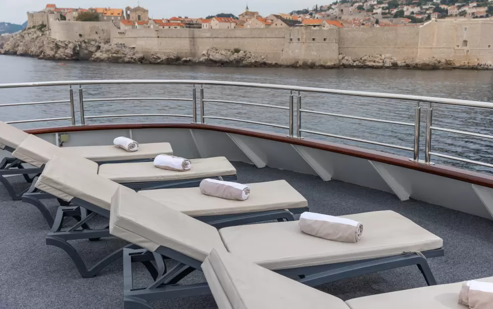 APT MV Eleganza Outdoor Lounge 1.jpg