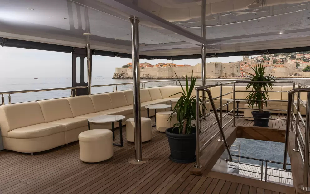 APT MV Eleganza Outdoor Lounge 2.jpg