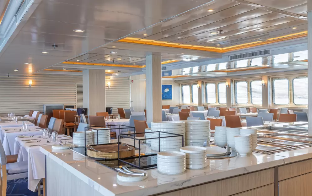 HX Hurtigruten Expeditions, Santa Cruz II, Beagle Restaurant, Credit - Stef van Vuuren 1.jpg