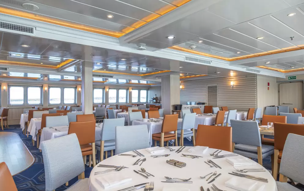 HX Hurtigruten Expeditions, Santa Cruz II, Beagle Restaurant, Credit - Stef van Vuuren 2.jpg