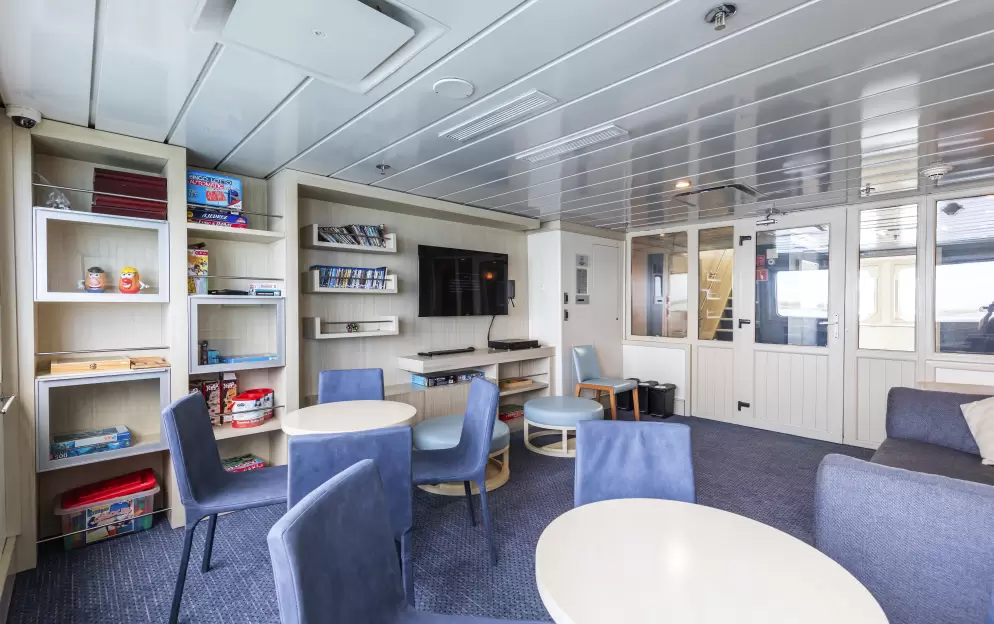 HX Hurtigruten Expeditions, Santa Cruz II, Discovery Room, Credit - Stef van Vuuren.jpg