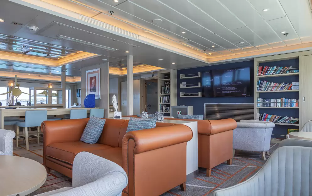 HX Hurtigruten Expeditions, Santa Cruz II, Expedition Lounge, Credit - Stef van Vuuren 1.jpg
