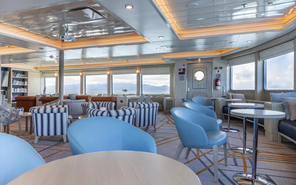 HX Hurtigruten Expeditions, Santa Cruz II, Expedition Lounge, Credit - Stef van Vuuren 3.jpg