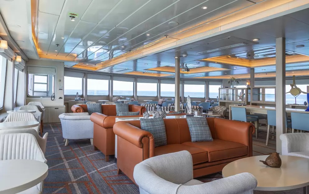 HX Hurtigruten Expeditions, Santa Cruz II, Expedition Lounge, Credit - Stef van Vuuren 4.jpg