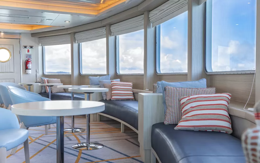 HX Hurtigruten Expeditions, Santa Cruz II, Expedition Lounge, Credit - Stef van Vuuren 5.jpg