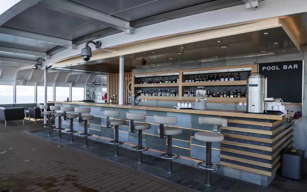 HX Hurtigruten Expeditions, MS Roald Amundsen, Pool Bar ©Oscar Farerra.JPG