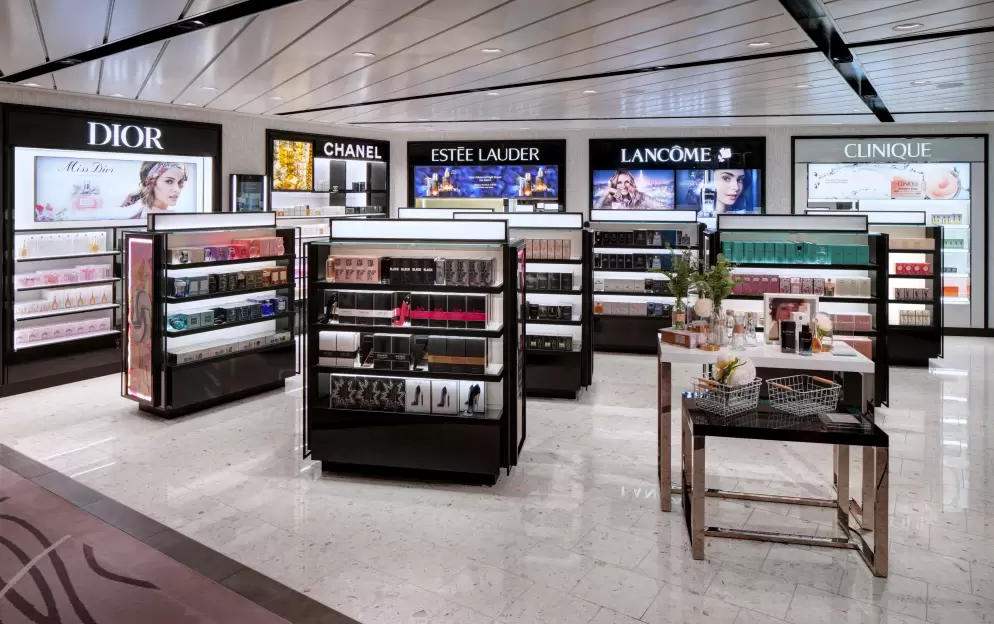Celebrity Cruises, Celebrity Beyond, Merchandise Attraction ©CEL.jpg