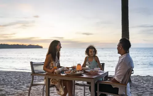 SAii Laguna Phuket Food Beverage Mr Tomyam Family Beach Dinner