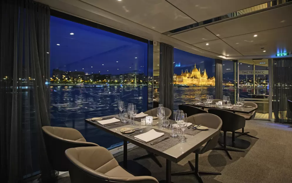 Scenic Amber, Portobellos Lounge ©Scenic, Mislav Mesek 0.jpg