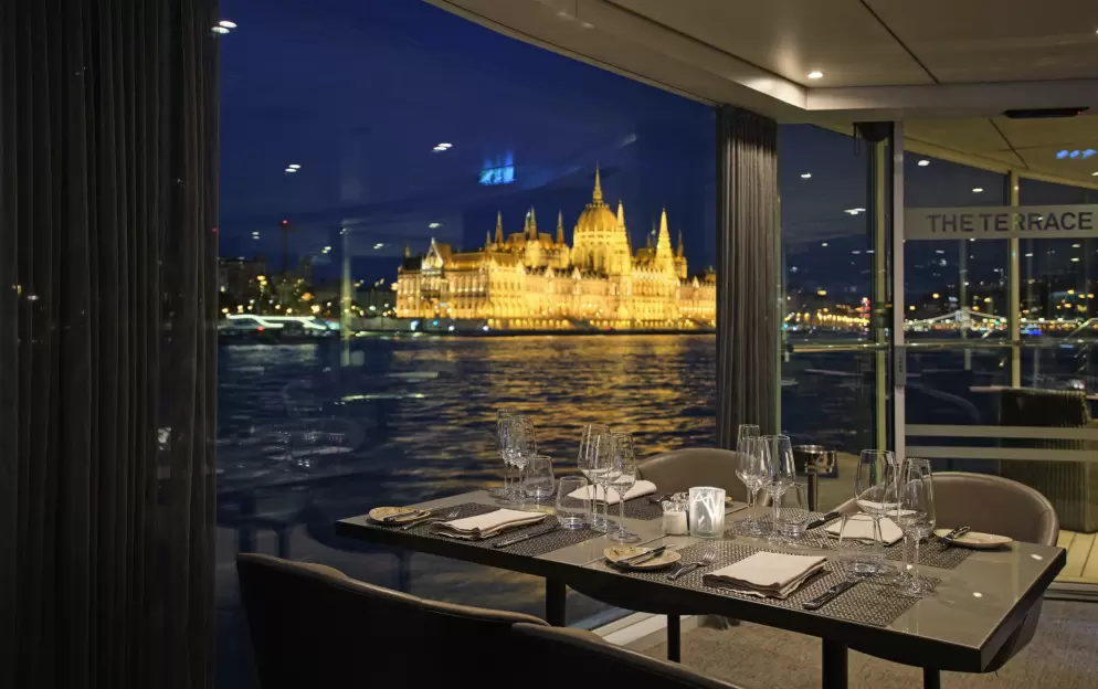 Scenic Amber, Portobellos Lounge ©Scenic, Mislav Mesek 1.jpg