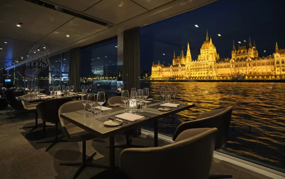 Scenic Amber, Portobellos Lounge ©Scenic, Mislav Mesek 3.jpg