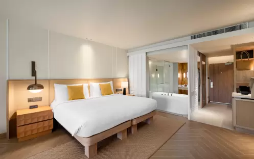 SAii Laguna Phuket Club Lagoon View King Bed Bed and Bath
