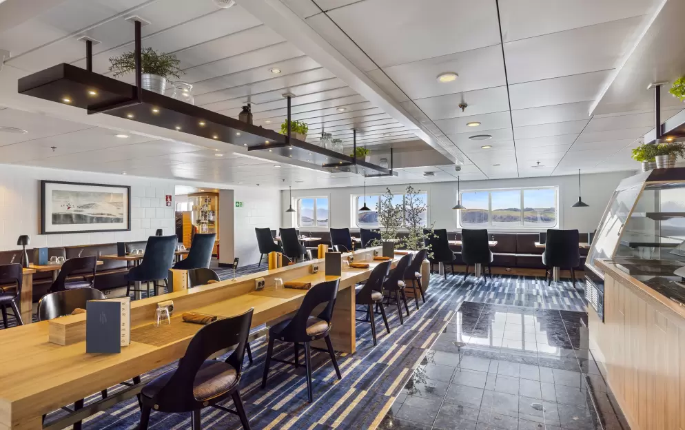 HX Hurtigruten Expeditions, MS Spitsbergen, Brygga Bistro 2.jpg