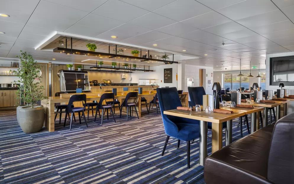 HX Hurtigruten Expeditions, MS Spitsbergen, Brygga Bistro 3.jpg