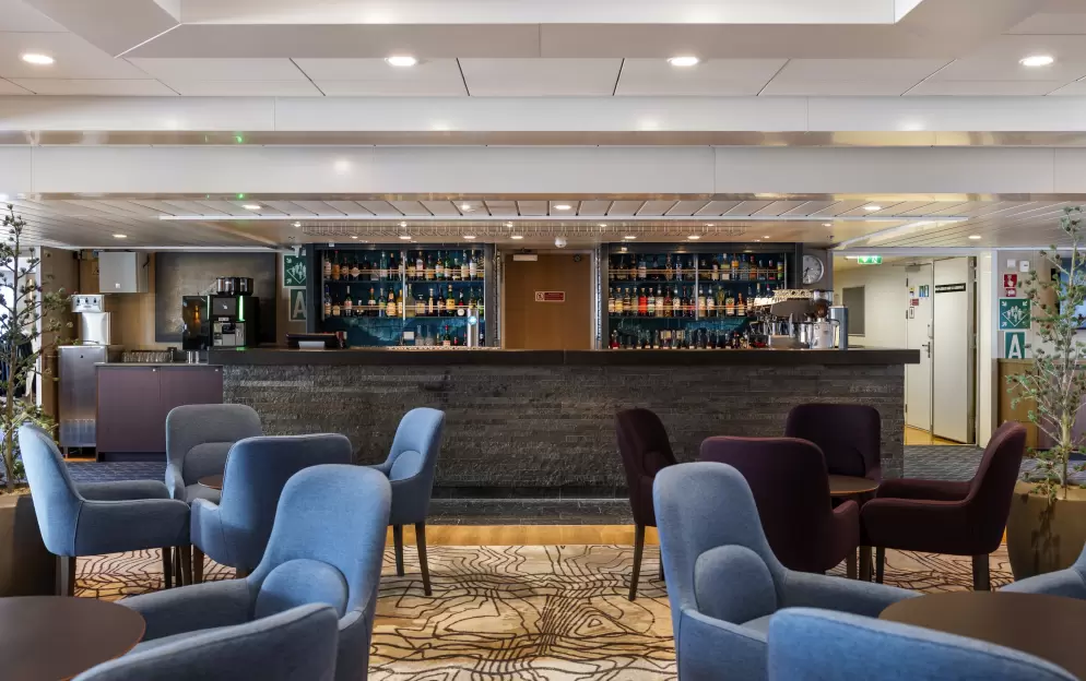 HX Hurtigruten Expeditions, MS Spitsbergen, Explorer Lounge & Bar 1.jpg