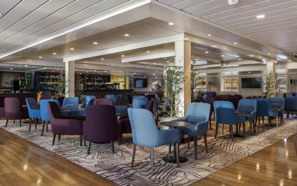 HX Hurtigruten Expeditions, MS Spitsbergen, Explorer Lounge & Bar 2.jpg