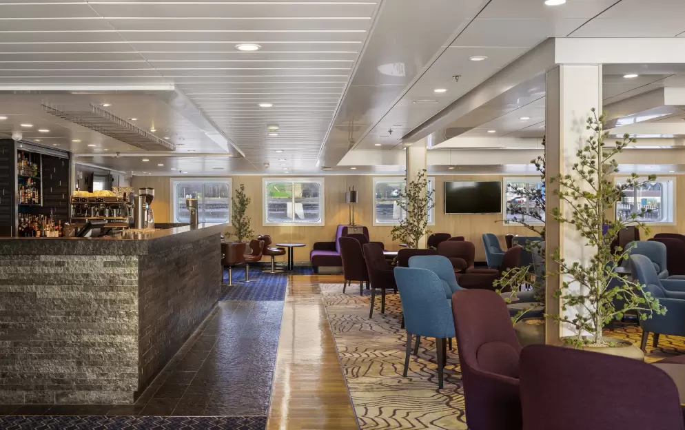 HX Hurtigruten Expeditions, MS Spitsbergen, Explorer Lounge & Bar 3.jpg