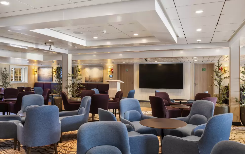 HX Hurtigruten Expeditions, MS Spitsbergen, Explorer Lounge & Bar 4.jpg