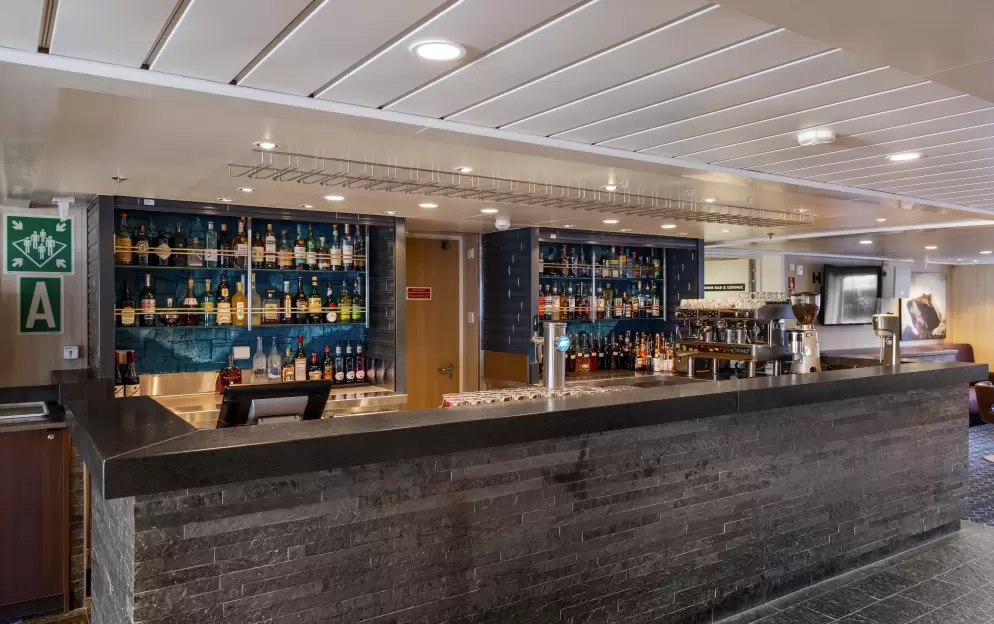 HX Hurtigruten Expeditions, MS Spitsbergen, Explorer Lounge & Bar 5.jpg