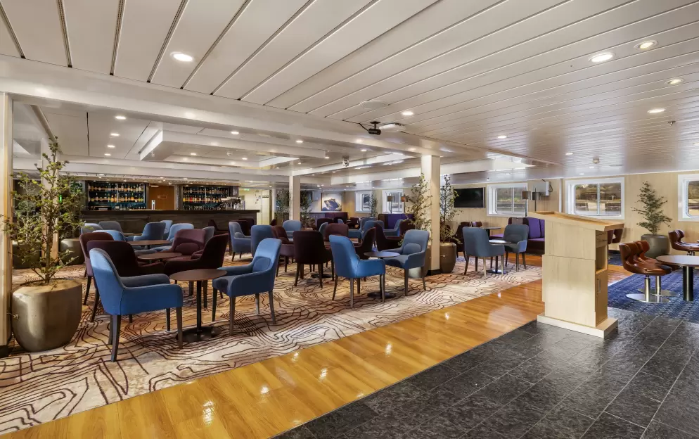 HX Hurtigruten Expeditions, MS Spitsbergen, Explorer Lounge & Bar 6.jpg