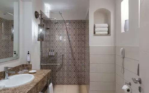 middle-east-holidays-ras-al-khaimah-the-cove-rotana-resort-lagoon- room-bathroom
