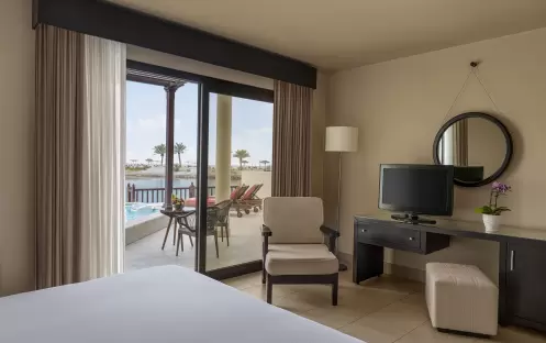 middle-east-holidays-ras-al-khaimah-the-cove-rotana-resort-sea-view -three-bedroom-villa-king-room