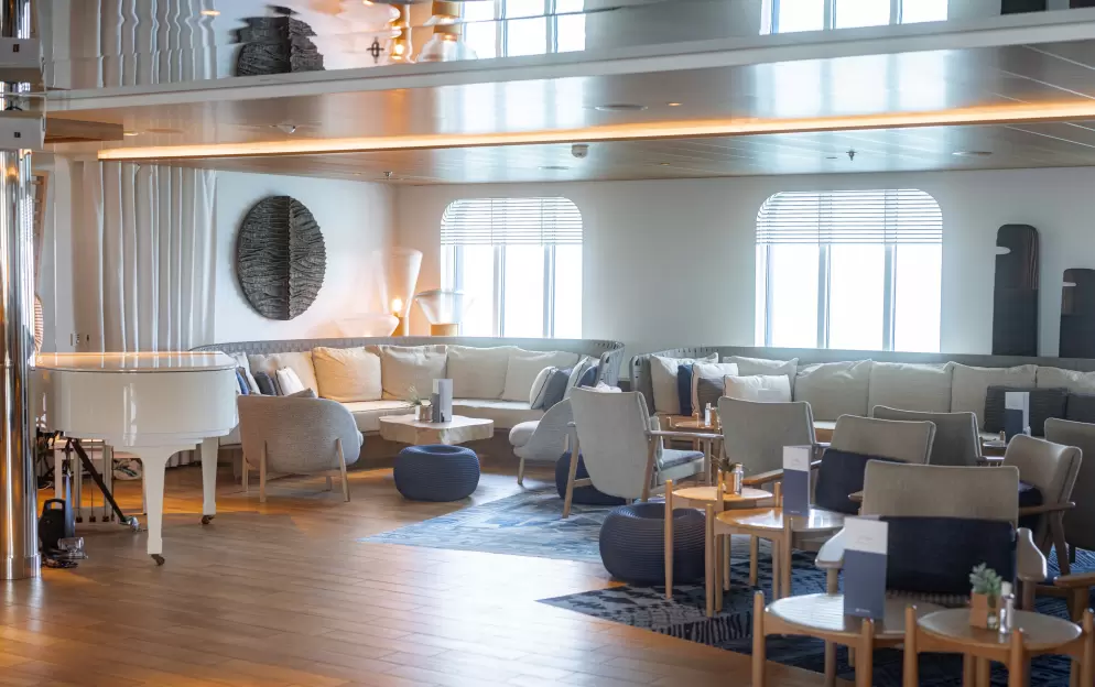Ponant, Le Laperouse Main Lounge ©PONANT Julien Fabro.jpg