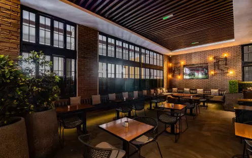middle-east-holidays-dubai-amwaj-rotana-jumeirah-beach-jb’s-gastropub