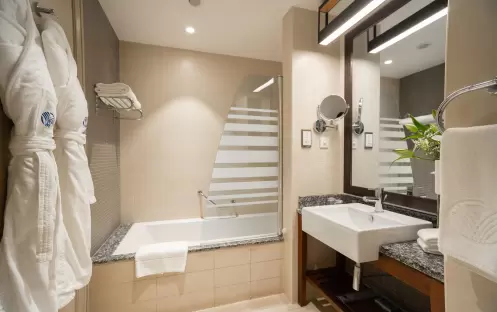 middle-east-holidays-dubai-amwaj-rotana-jumeirah-beach—sea-front-view-family-room-with-balcony