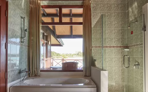 indian-ocean-holidays-maldives-sun-siyam-olhuveli-water-villa-bathroom
