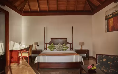 indian-ocean-holidays-maldives-sun-siyam-olhuveli-deluxe- water-villa-bedroom