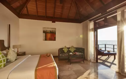 indian-ocean-holidays-maldives-sun-siyam-olhuveli-deluxe- water-villa-bedroom