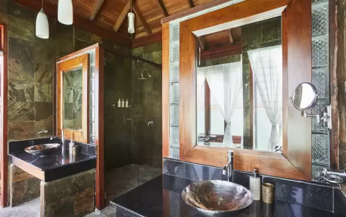 indian-ocean-holidays-maldives-sun-siyam-olhuveli-deluxe- water-villa-bathroom