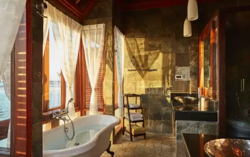 indian-ocean-holidays-maldives-sun-siyam-olhuveli-deluxe- water-villa-bathroom
