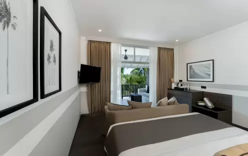 indian-ocean-holidays-maldives-sun-siyam-olhuveli-sunset- beach-pavilion-bedroom